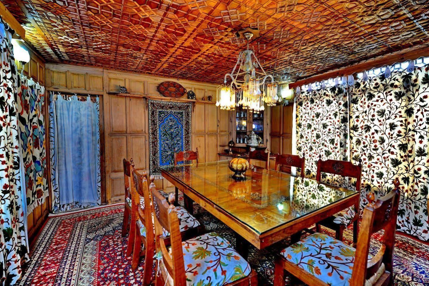 แอคบาร์ กรุ๊ป ออฟ เฮอริเทจ เฮาส์โบ๊ทส์ Hotel Nagin Bagh ภายนอก รูปภาพ